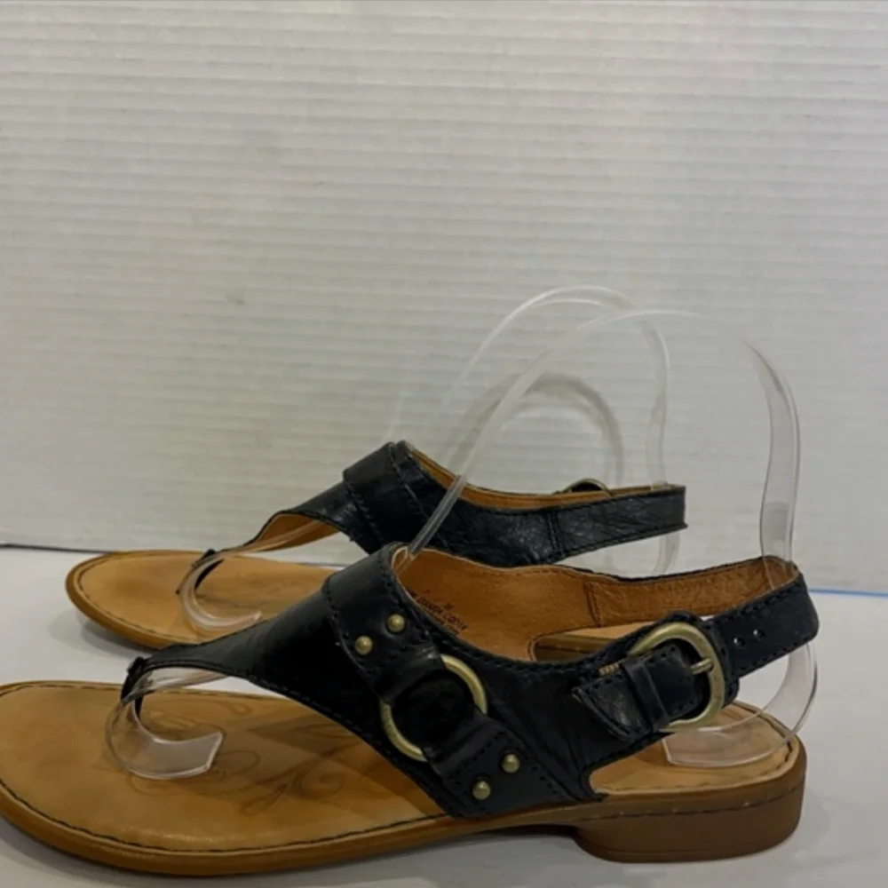 Born leather black thong strap sandals size 7.